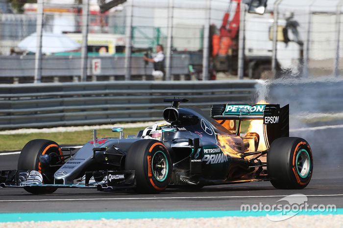 Lewis Hamilton, Mercedes AMG F1 W07 Hybrid  retirado de la carrera por problemas con el motor