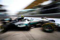 Nico Rosberg, Mercedes AMG F1 W07 Hybrid leaves the pits