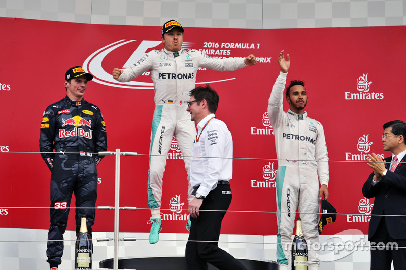 El podio: segundo lugar Max Verstappen, Red Bull Racing; Ganador de la carrera, Nico Rosberg, de Mercedes AMG F1; tercer lugar Lewis Hamilton, Mercedes AMG F1