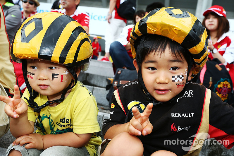 Os pequenos fãs da Renault abusando da fofura.