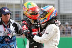 Esteban Gutierrez, Haas F1 Team und Fernando Alonso, McLaren