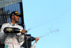 Podium: tweede plaats Lewis Hamilton, Mercedes AMG F1 Team, viert feest met champagne