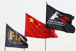 Les drapeaux de la FIA, de Chine et de la F1