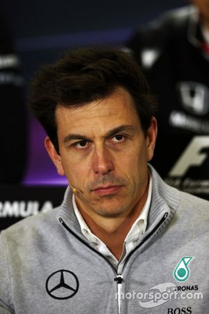 Toto Wolff, Mercedes AMG F1 Accionista y Director Ejecutivo de la Conferencia de prensa FIA