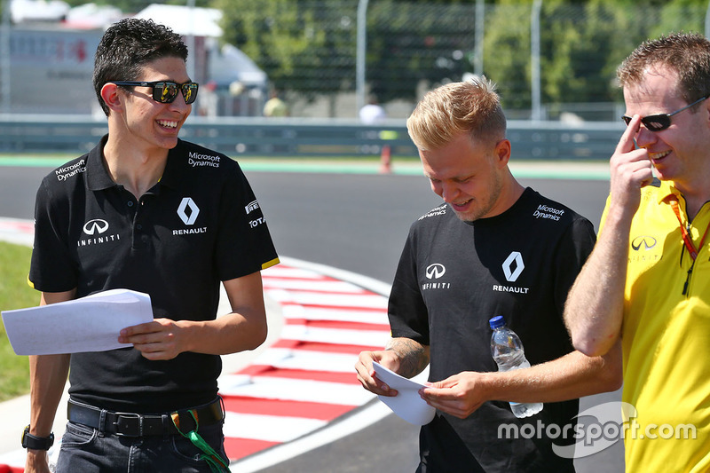 Esteban Ocon, Renault Sport F1 Team Test Pilotu ve Kevin Magnussen, Renault Sport F1 Team, pist yürü