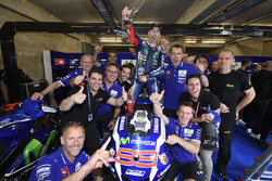Racewinnaar Jorge Lorenzo, Yamaha Factory Racing viert feest met zijn team