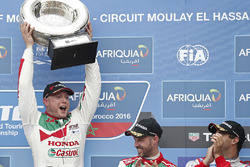 Podium: race winner Rob Huff, Honda Racing Team JAS, Honda Civic WTCC