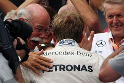 Yarış galibi Nico Rosberg, Mercedes AMG F1 ve Dr. Dieter Zetsche, Daimler AG CEO