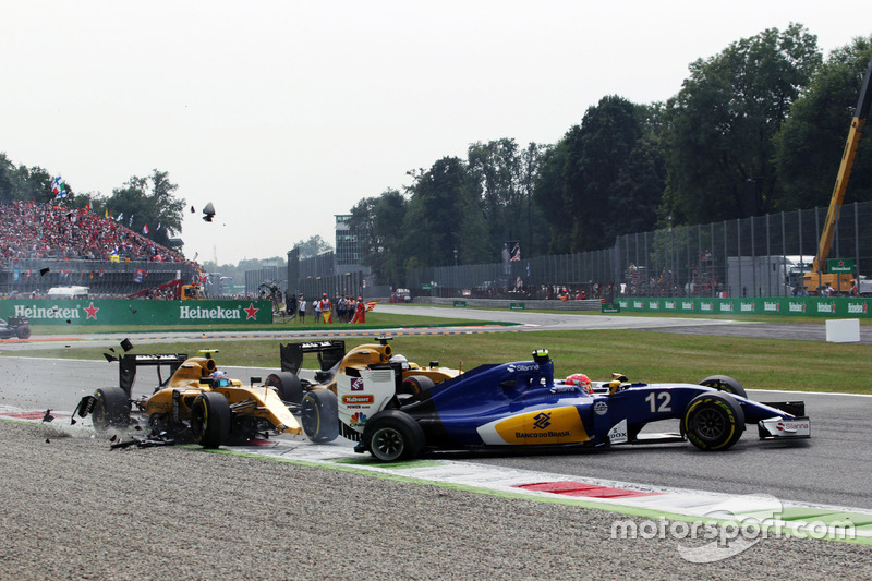 Crash involving Jolyon Palmer, Renault Sport F1 Team RS16, Felipe Nasr, Sauber C35, and Kevin Magnussen (DEN) Renault Sport F1 Team RS16