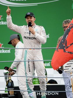 Переможеець Ніко Росберг, Mercedes AMG F1співає на подіумі