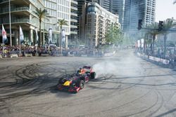 Carlos Sainz Jr. drives the Red Bull RB7 en el puerto de Beirut en Líbano