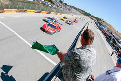 Start: #68 Scuderia Corsa Ferrari 488 GTE: Alessandro Pier Guidi, Daniel Serra leads