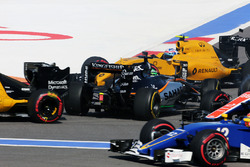 Nico Hulkenberg, Sahara Force India F1 VJM09 crashes at the start of the race with Jolyon Palmer, Renault Sport F1 Team RS16