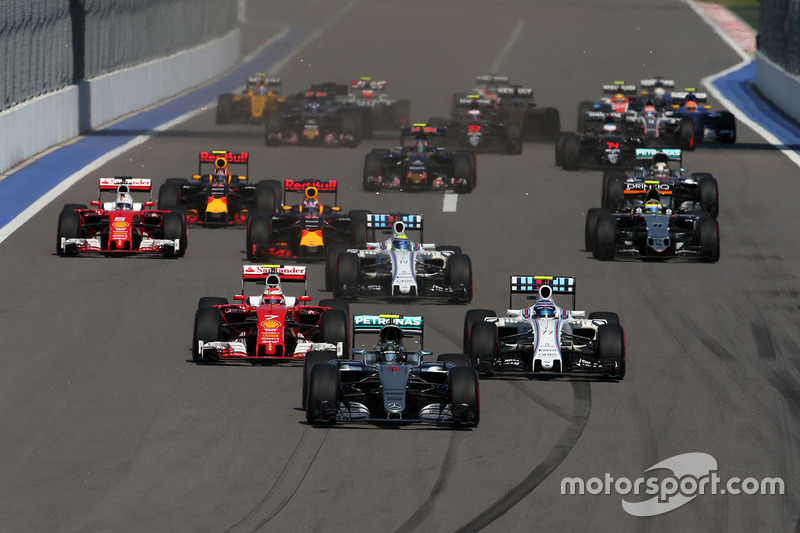 Nico Rosberg, Mercedes AMG F1 Team W07 leads at the start of the race