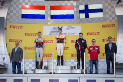 Podium race 1: Racewinnaar Richard Verschoor, MP Motorsport, tweede plaats Jarno Opmeer, MP Motorspo