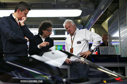 Charlie Whiting, delegado de la FIA inspecciona el aeroscreen de Red Bull Racing RB12