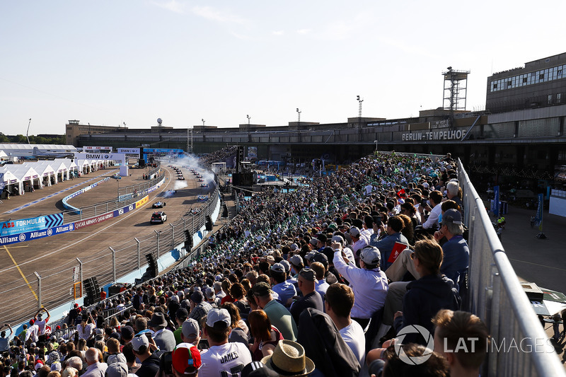 I piloti si schierano in griglia prima della partenza dell'ePrix di Berlino