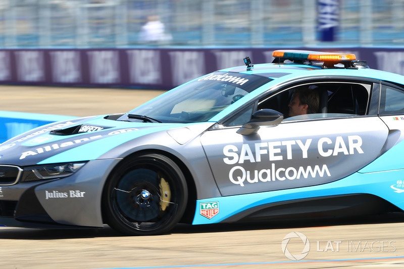 Nico Rosberg, campeón mundial de Fórmula 1, inversionista de Fórmula E, conduce el coche de seguridad BMW i8 Qualcomm