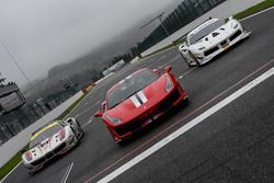 Olivier Beretta sulla Ferrari 488 GTE #70, Alessandro Pier Guidi sulla Ferrari 488 Pista, Davide Rigon sulla Ferrari 488 Challenge durante il Ferrari Show di domenica