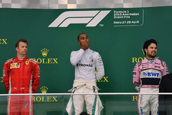 Podyum: 2. Kimi Raikkonen, Ferrari, yarış galibi Lewis Hamilton, Mercedes-AMG F1, 3. Sergio Perez, Force India