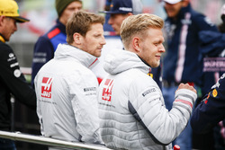 Гонщики Haas F1 Team Ромен Грожан и Кевин Магнуссен