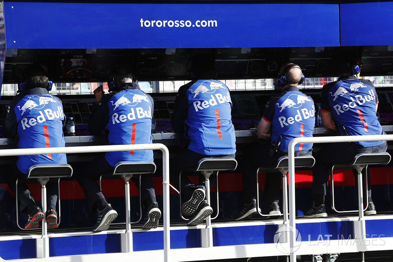 El equipo de Toro Rosso en la pared del pit