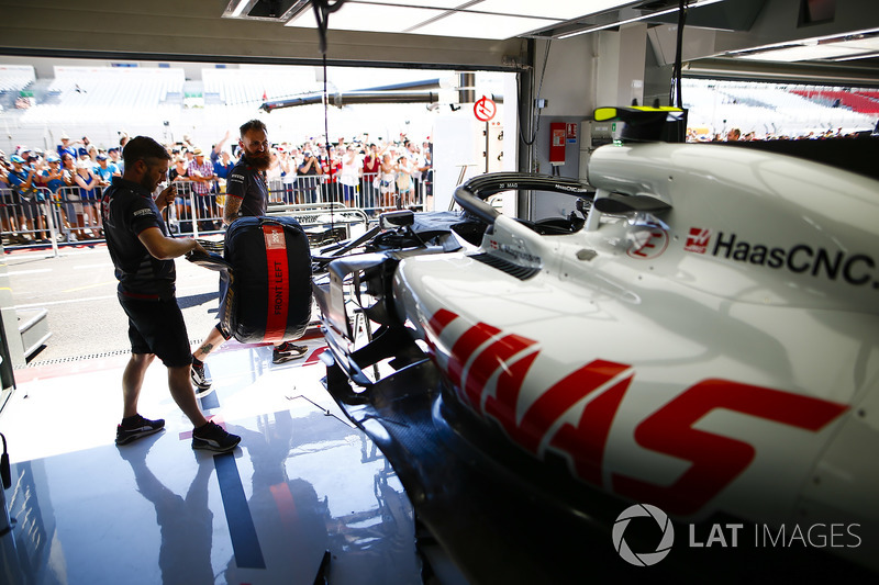 Des mécaniciens travaillent sur la voiture de Kevin Magnussen Haas F1 Team VF-18
