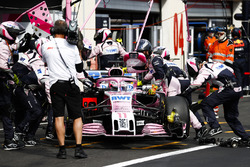 Sergio Perez, Force India VJM11, est ramené au garage et abandonne