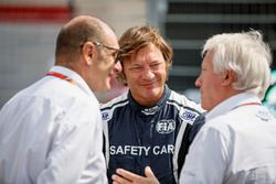 Charlie Whiting, directeur de course de la FIA, Bruno Michel, et Marco Codello