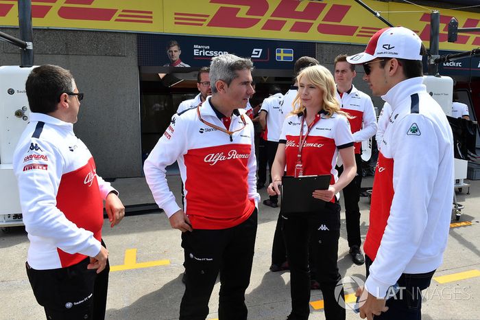 Charles Leclerc, Sauber con Xevi Pujolar, jefe de ingenieros de pista en Sauber y Ruth Buscombe, Sauber
