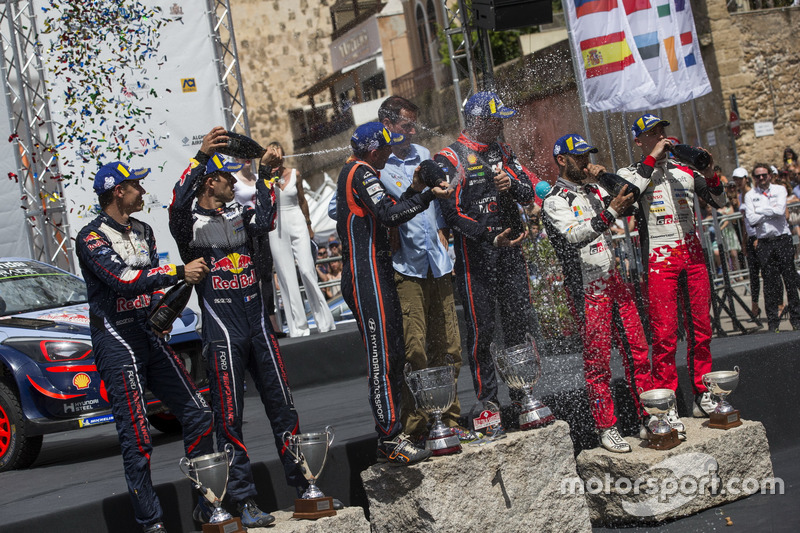 Podium: Winners Thierry Neuville, Nicolas Gilsoul, Hyundai Motorsport Hyundai i20 Coupe WRC, second 