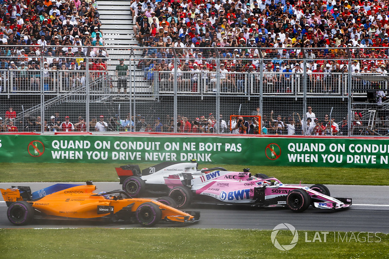 Sergio Perez, Force India VJM11, lotta con Kevin Magnussen, Haas F1 Team VF-18, e Fernando Alonso, McLaren MCL33