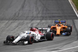 Marcus Ericsson, Sauber C37 devant Stoffel Vandoorne, McLaren MCL33