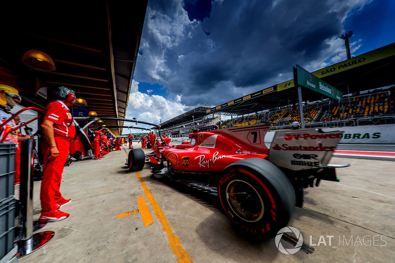 Kimi Raikkonen, Ferrari SF70H makes a practice pitstop