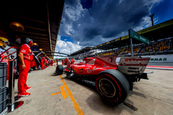 Kimi Raikkonen, Ferrari SF70H, prova un pit stop