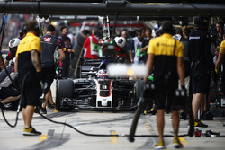 Romain Grosjean, Haas F1 Team VF-17, ai box