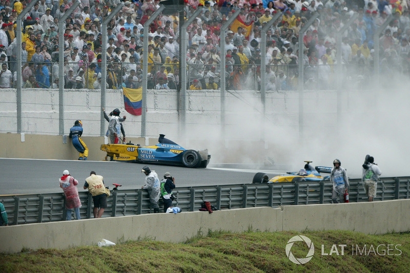 Caos no GP do Brasil de 2003 com acidentes de Webber e Alonso