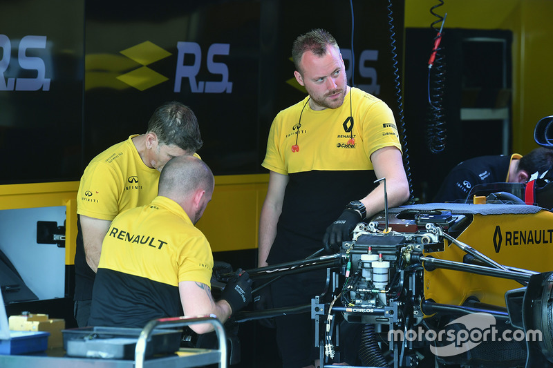 Renault Sport F1 Team meccanici al lavoro sul mozzo anteriore della RS17 Renault Sport F1 Team
