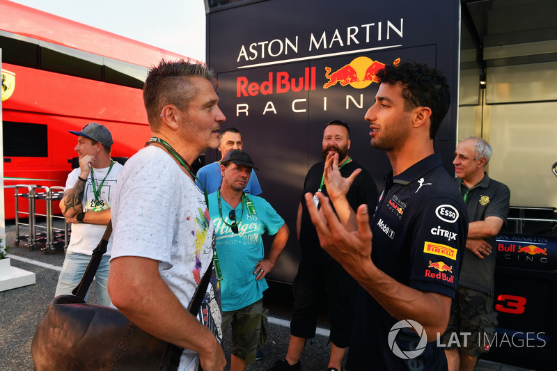 Daniel Ricciardo, Red Bull Racing con el staff de JMD Design