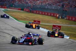 Brendon Hartley, Toro Rosso STR13, leads Daniel Ricciardo, Red Bull Racing RB14, and Stoffel Vandoorne, McLaren MCL33