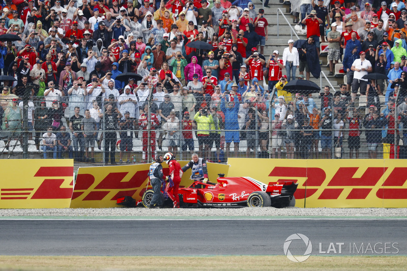 Sebastian Vettel; Ferrari SF71H, menabrak dinding saat memimpin