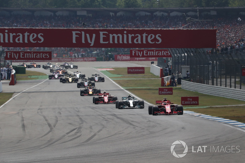 Sebastian Vettel, Ferrari SF71H, memimpin Lap 1
