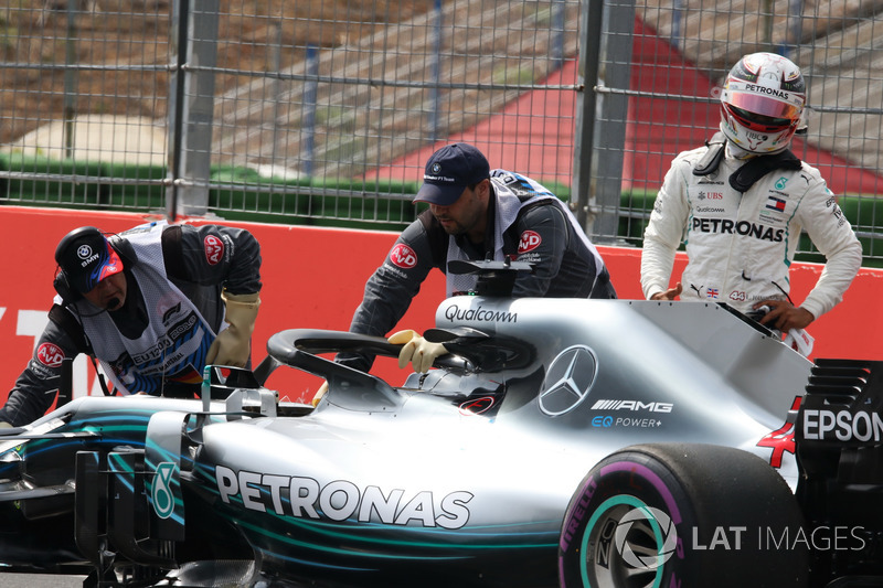 Lewis Hamilton, Mercedes-AMG F1 W09 stops on track