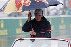 Daniil Kvyat, Scuderia Toro Rosso, tijdens de rijdersparade