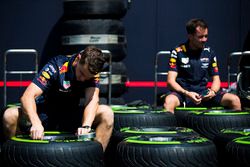 Механики Red Bull с шинами Pirelli