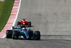 Lewis Hamilton, Mercedes AMG F1 W08, Sebastian Vettel, Ferrari SF70H