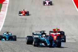 Льюис Хэмилтон, Mercedes AMG F1 W08, и Себастьян Феттель, Ferrari SF70H
