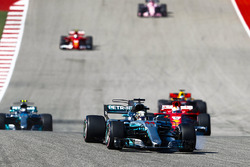 Льюис Хэмилтон, Mercedes AMG F1 W08, и Себастьян Феттель, Ferrari SF70H