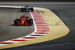 Себастьян Феттель, Ferrari SF71H, и Валттери Боттас, Mercedes AMG F1 W09