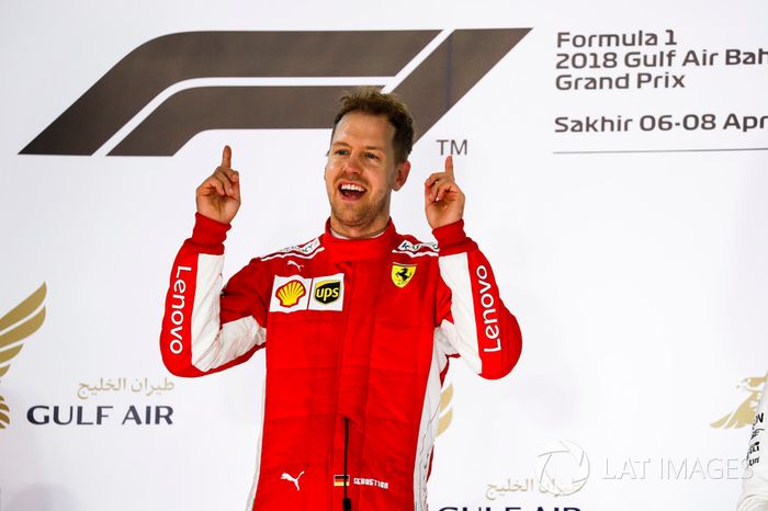 Sebastian Vettel, Ferrari, 1° classificato, festeggia sul podio